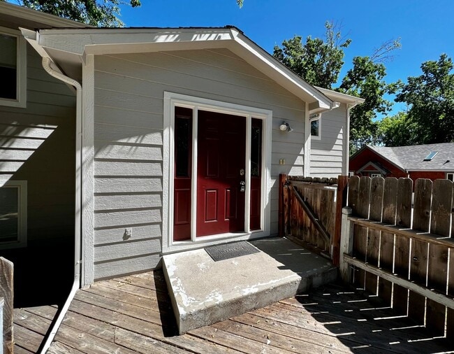 Building Photo - Updated 5 Bed 2 Bath House Near Old Town!