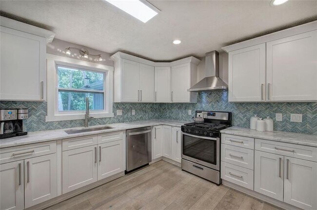 Building Photo - 3410 Holliglen Dr
