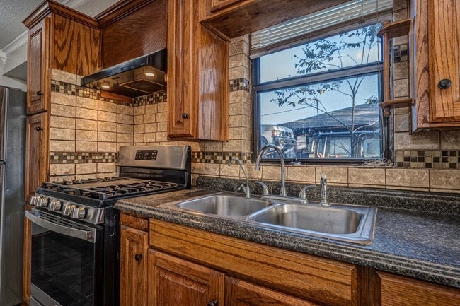 Building Photo - 3 BEDROOM 1 BATHROOM BRICK HOME FOR RENT!