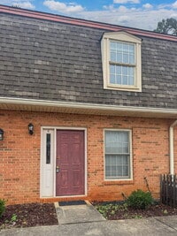 Building Photo - Charming 2 Bed 1.5 Bath Townhouse in Oakwood!