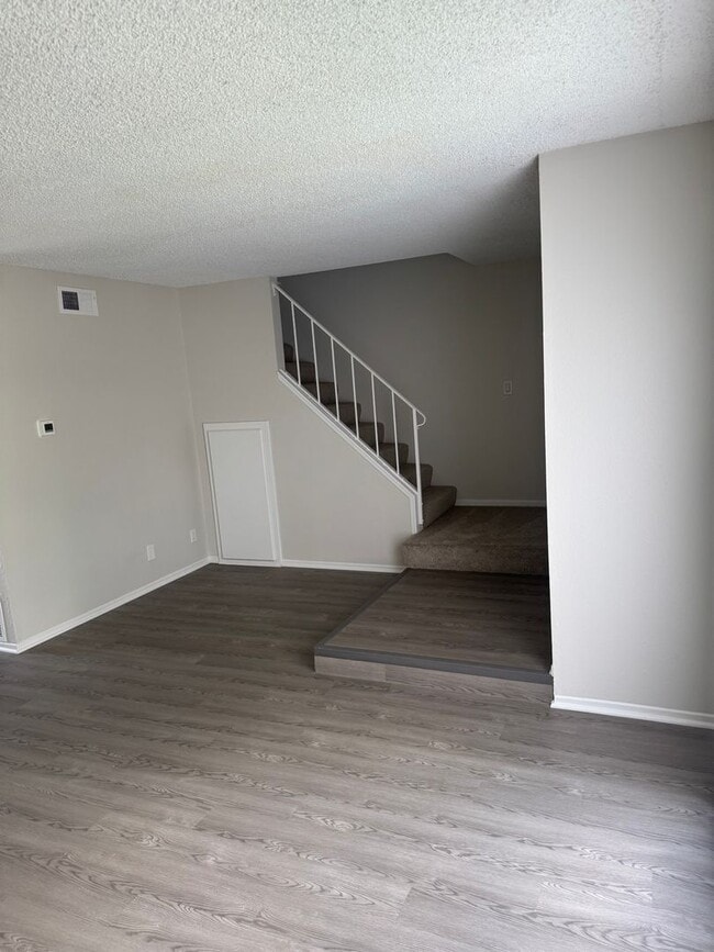 Building Photo - 3 Bed + 1.5 Bath Townhouse
