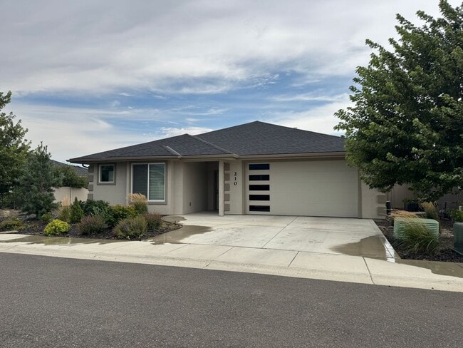 Primary Photo - 3-Bed, 2 Bath Stunner in Kestrel Point