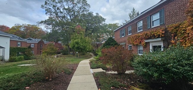 Building Photo - Spacious 1-Bedroom Townhouse in Scenic Area