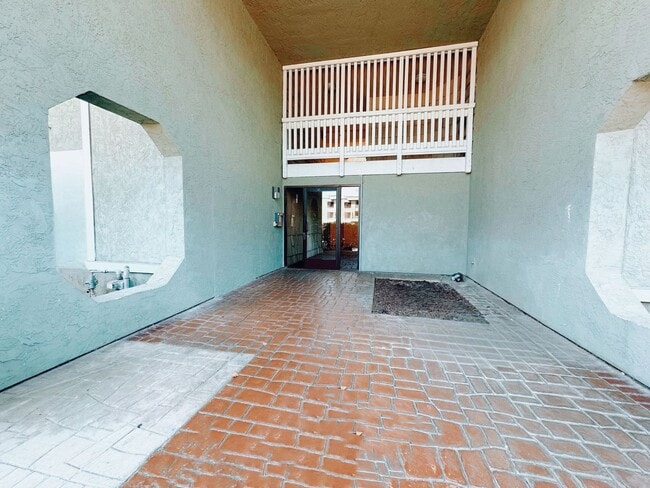 Building Photo - 2 Bedroom, 2 Bath, 1200 square feet, Gated Community