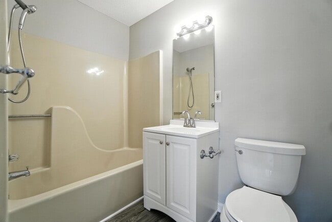 Building Photo - Updated Brick Condo in the Heart of Downto...
