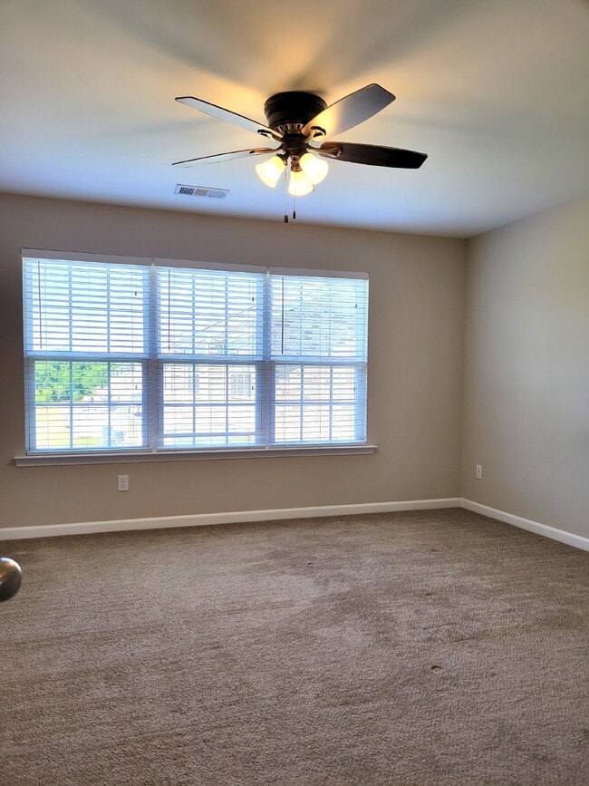 Building Photo - Highly desirable end unit in sought after Cobblestone in Goodlettsville!