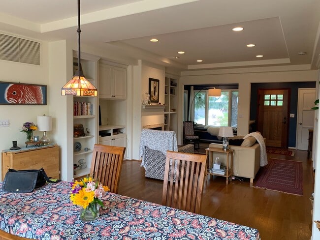 Building Photo - Adorable Remodeled 3 Bedroom home in Point...