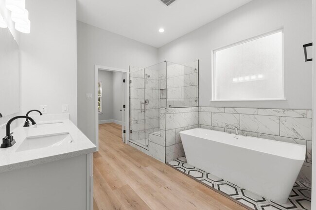 Building Photo - 3532 White Oak Point Dr