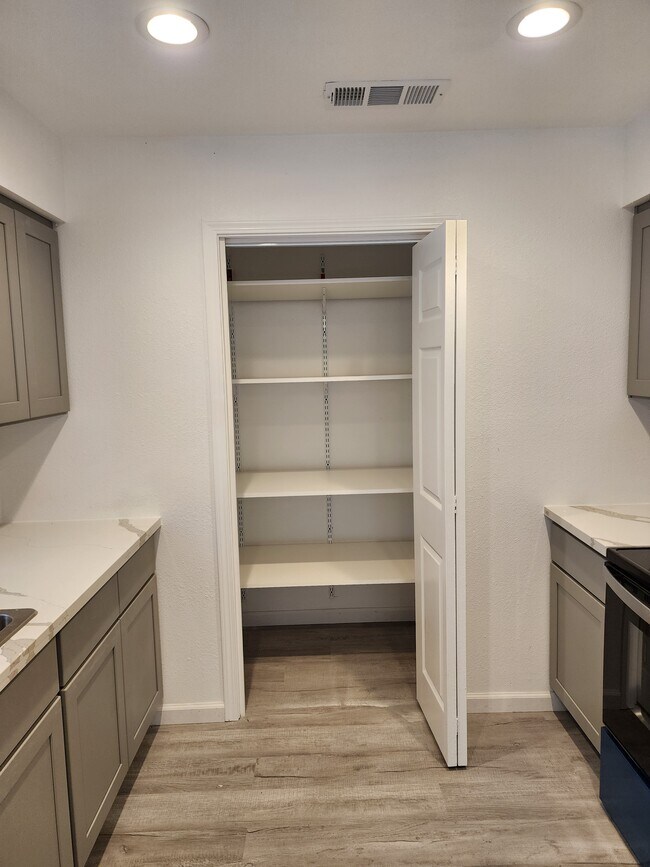 Building Photo - 830 N Ferger Ave