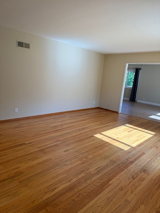 Building Photo - 430 Blue Ridge Dr