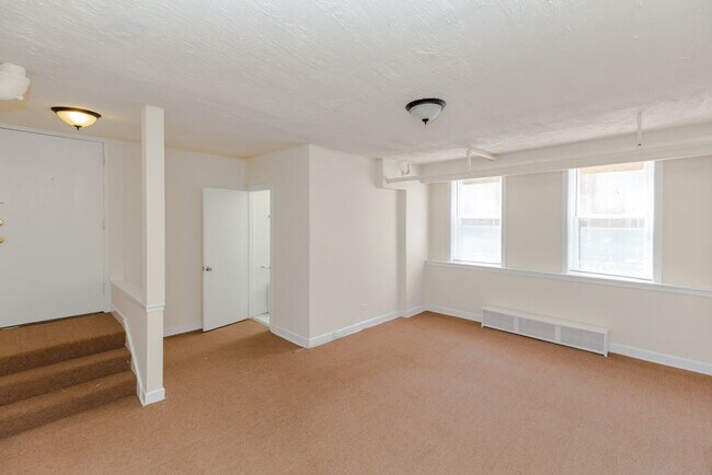 Building Photo - 5423 W Montrose Ave