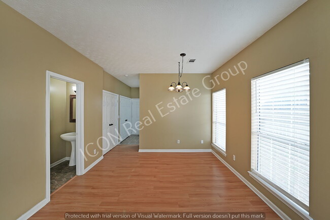Building Photo - 2/2.5 End unit town home close to dining and shopping