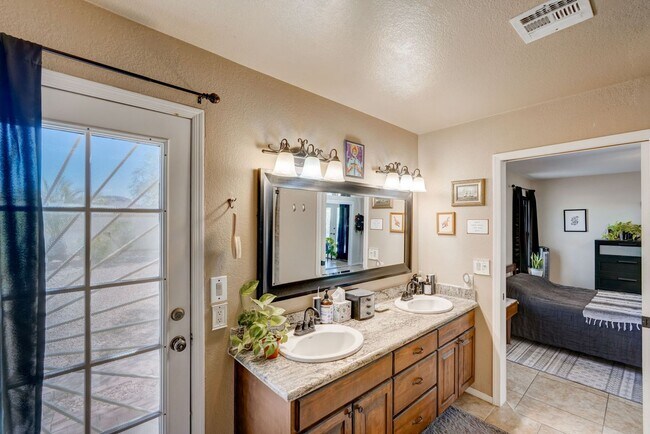 Building Photo - Highly sought after Marlborough Park Estates neighborhood!