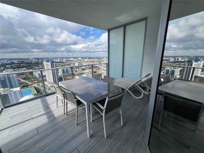 Building Photo - 851 NE 1st Ave