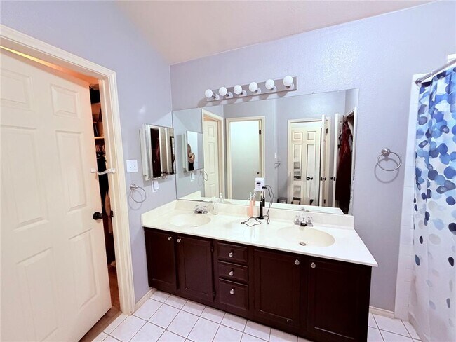 Building Photo - 2805 Feathercrest Dr