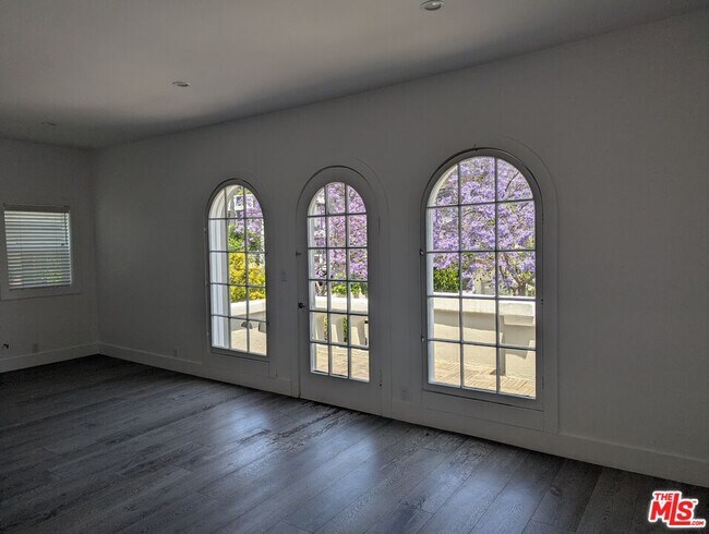 Building Photo - 807 Croft Ave