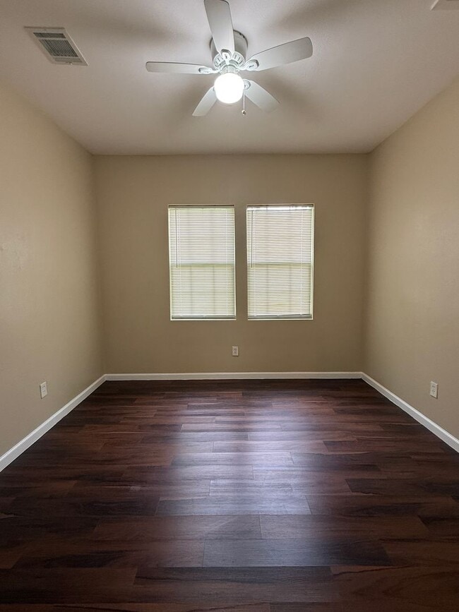 Building Photo - Renovated home in Silsbee! Available NOW -...