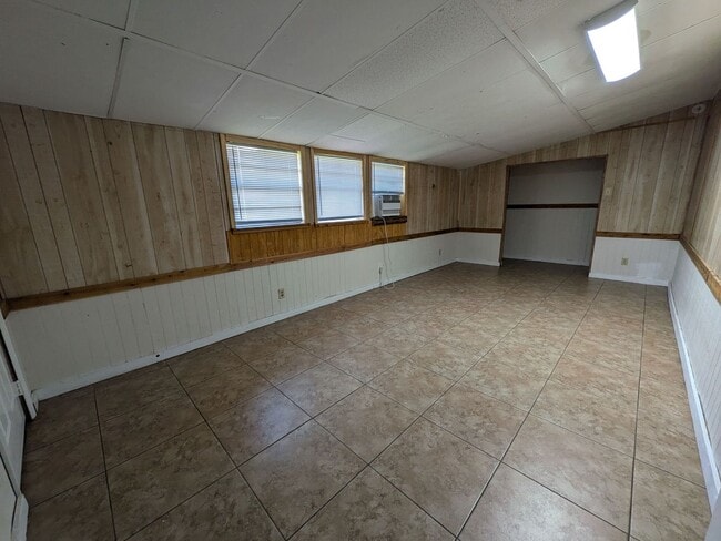 Building Photo - 5365 E Parkway Dr