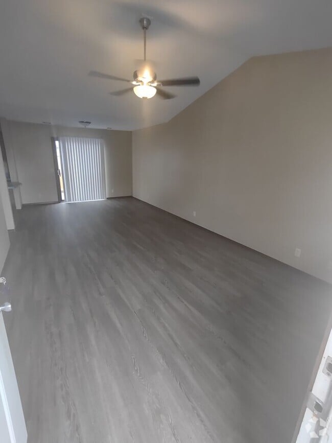 Building Photo - Large One Bedroom
