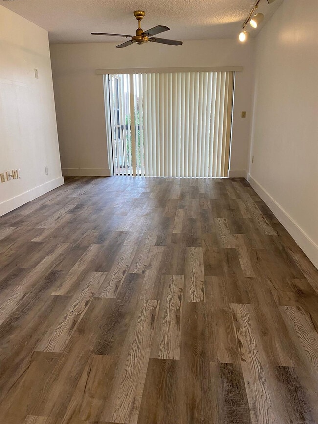 Building Photo - 660 W Park Dr