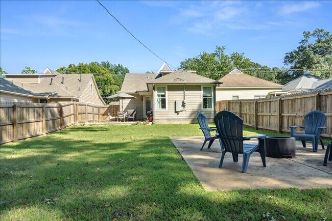 Building Photo - MIDTOWN LIKE NEW