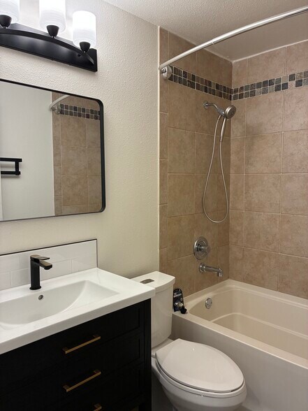 Main bath - 9301 SW Hill St