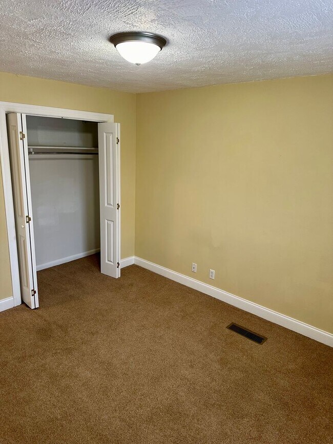 Building Photo - 3  bedroom 1.5 bath now available in Oolte...