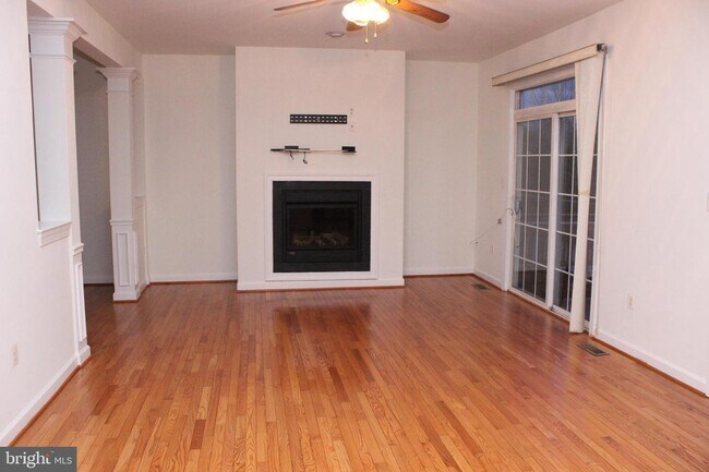 Building Photo - 8289 Glade Bank Dr