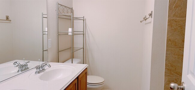 Building Photo - 2910 Sandleigh Dr