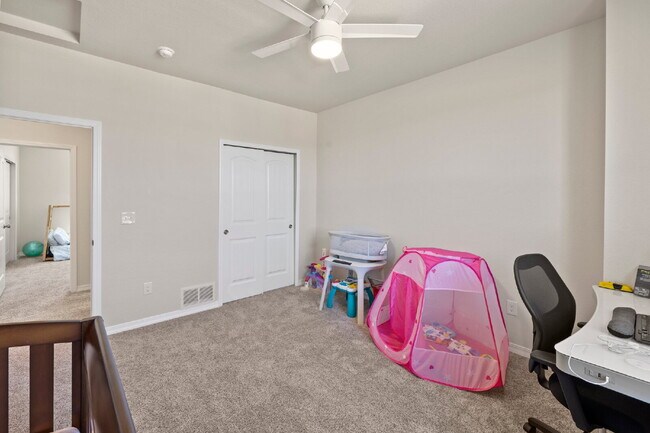 Building Photo - Bright and Beautiful Home with Gourmet Kitchen & Hardwood Floors