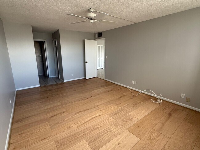 Building Photo - 1236 Hillsboro Mile