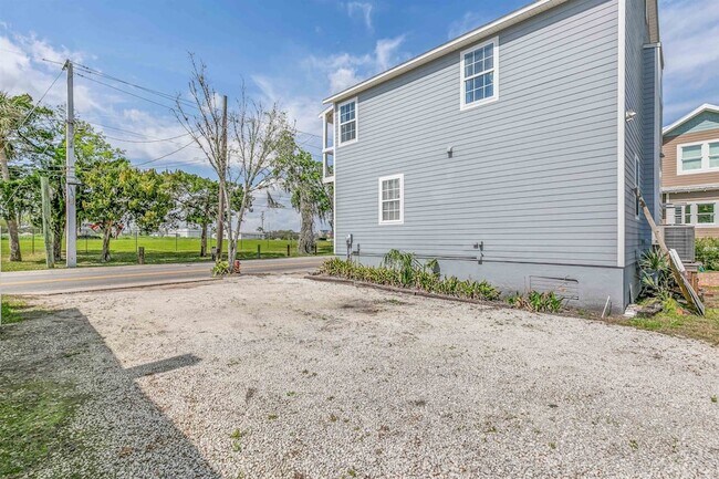 Building Photo - 171 Riberia St