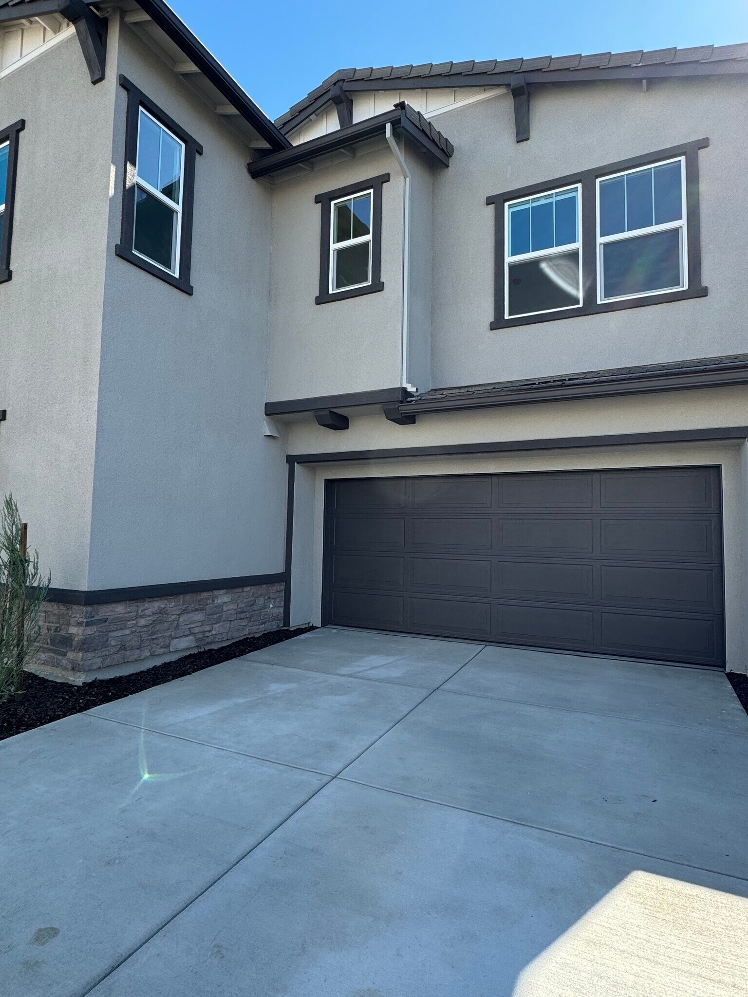 Garage and drive way - 3106 Irish Mdw Wy