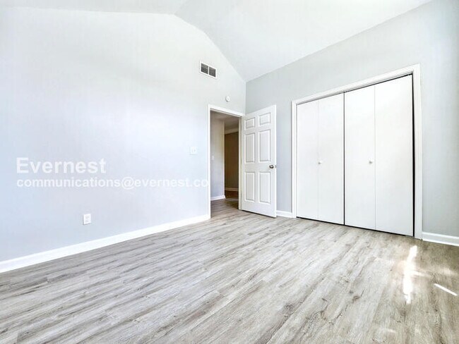 Building Photo - 2175 Red Oak Cir