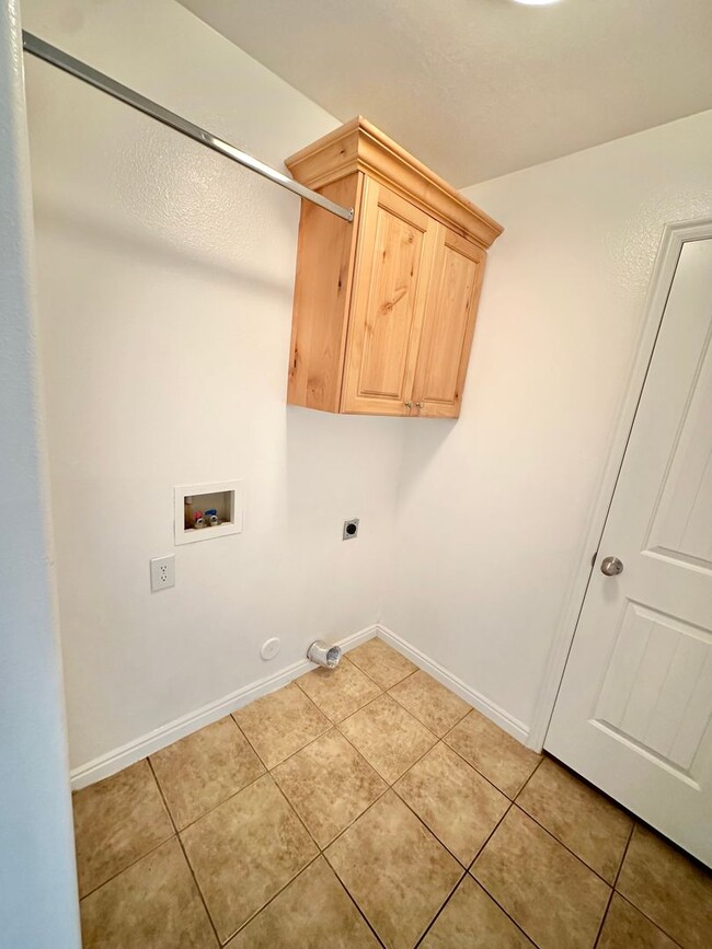 Building Photo - 3 Bedroom End Unit Townhome!