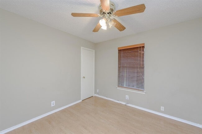 Building Photo - 1902 Lee Dr