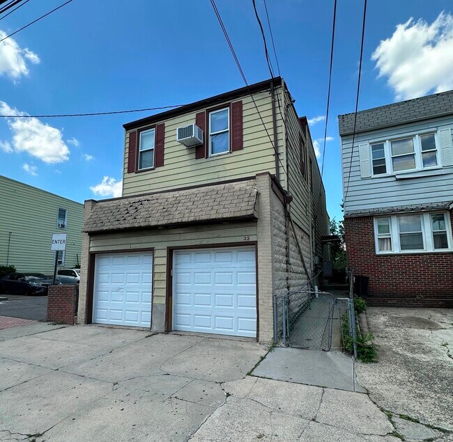 Building Photo - 33 E 18th St