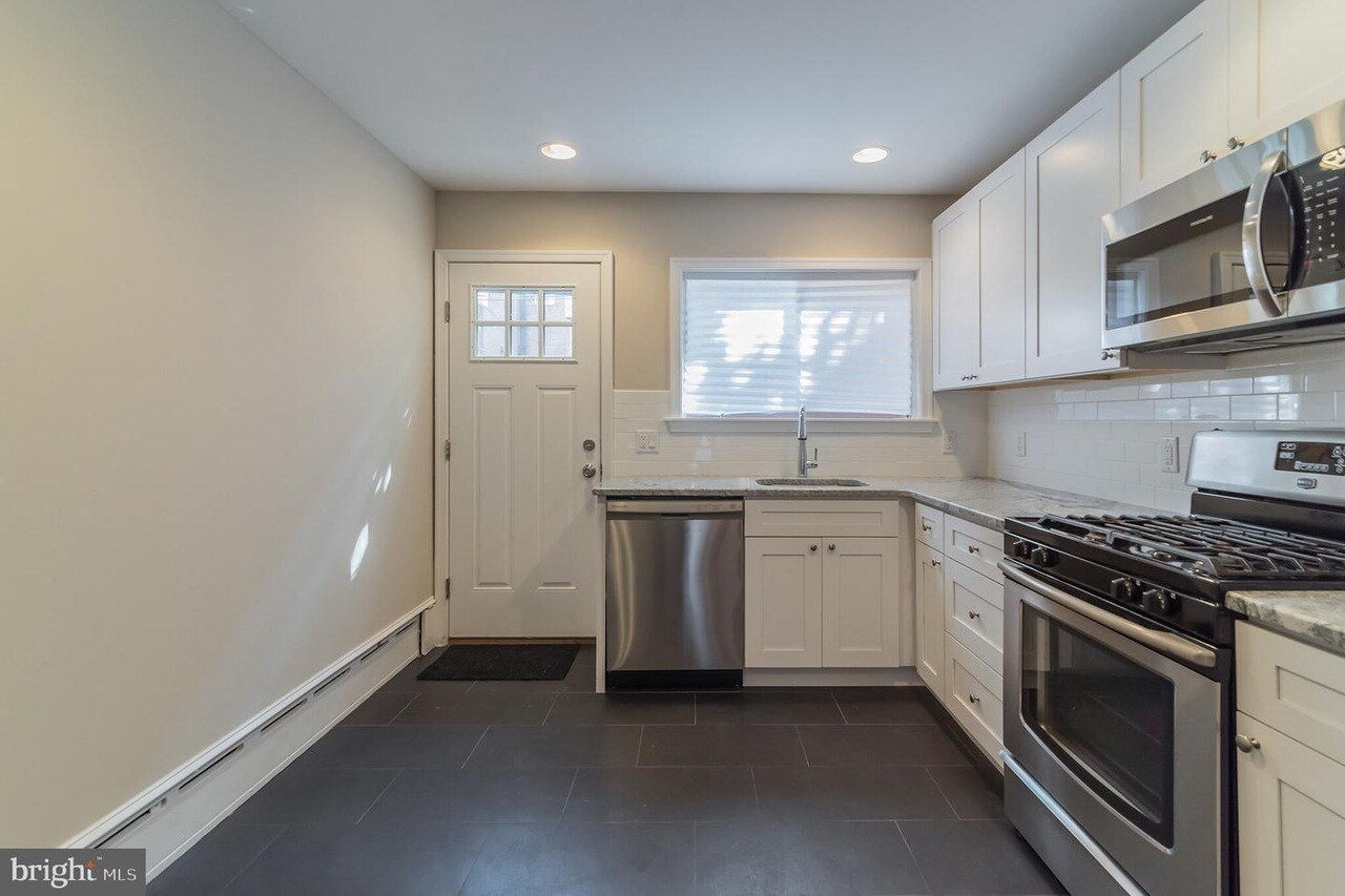 Kitchen - 1523 S Mole St