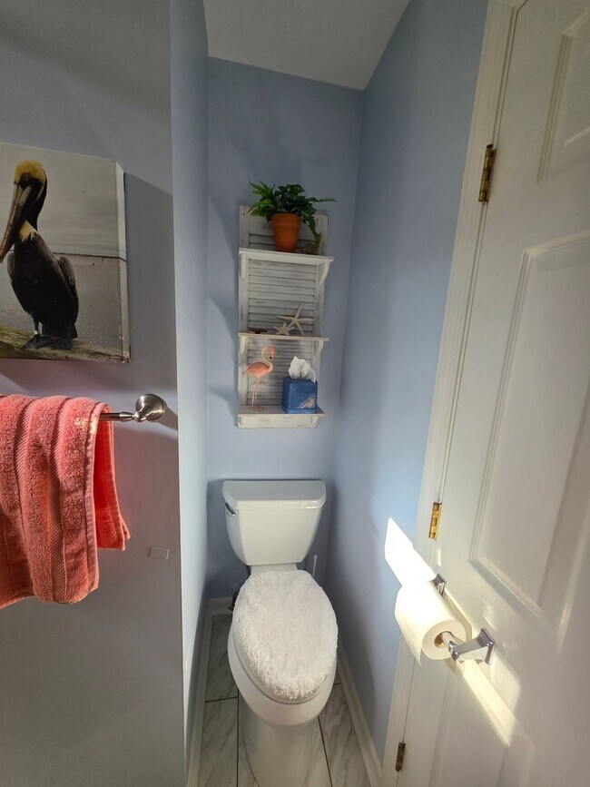 Building Photo - Beautiful 3 bedroom, 2 bath house with one...