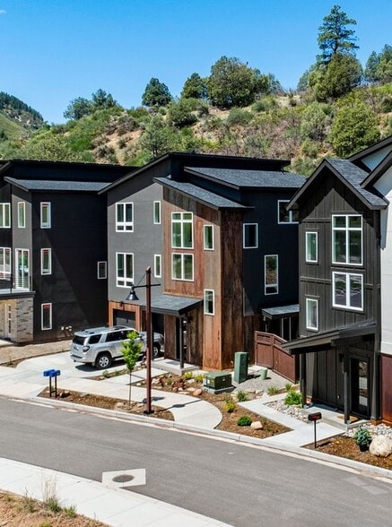 Home and neighborhood character - 219 Rosemary Ln