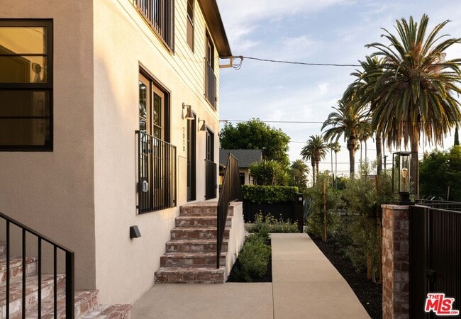 Building Photo - 1018 Manzanita St