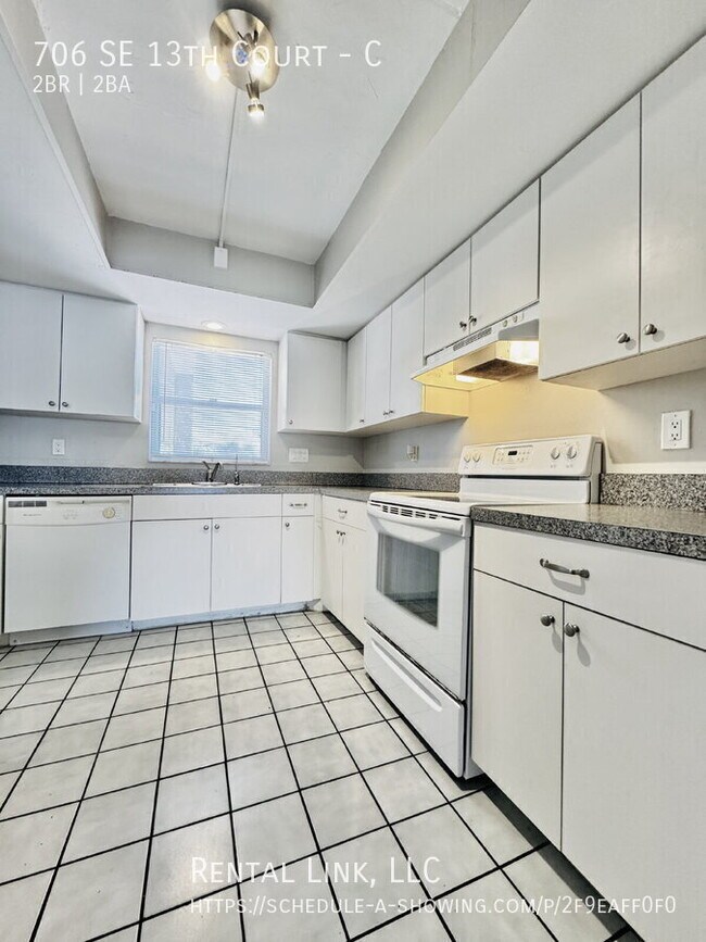 Building Photo - 706 SE 13th Ct