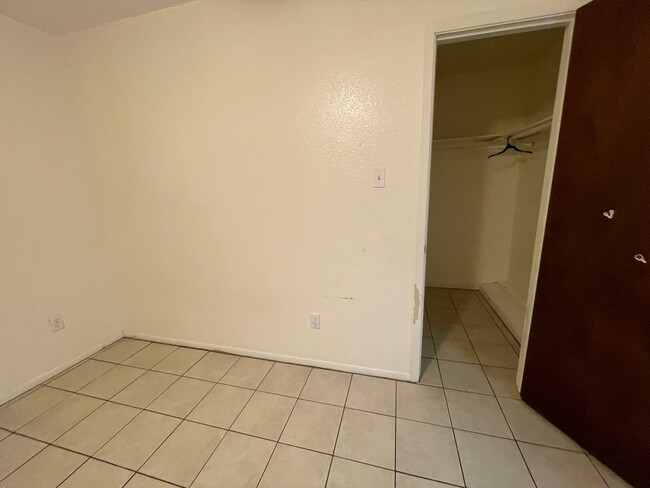 Building Photo - 3/2 Southside 1800 sqft, pet friendly, enclosed yard