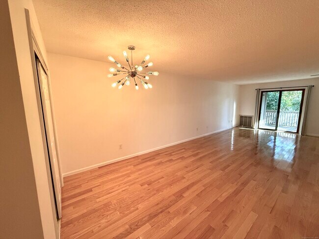 Building Photo - 495 Vincelette St