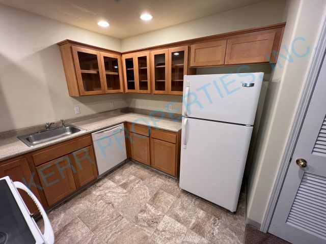 Building Photo - Cozy 1-Bed Oasis in Portland's Belmont District - Spacious 700 Sq. Ft. Gem!
