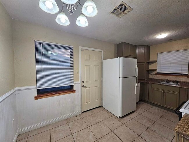 Building Photo - 909 NE Tortoise Dr