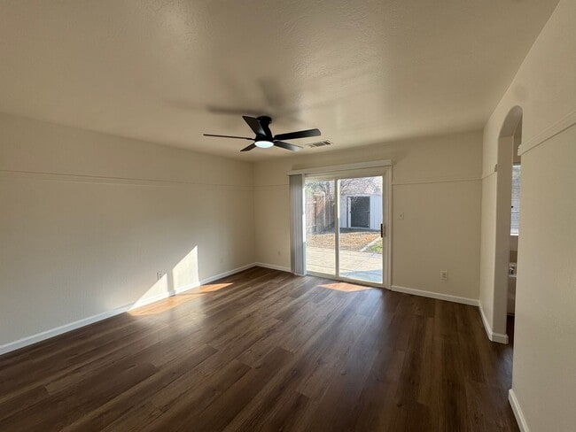 Building Photo - Spacious SW home with an office!