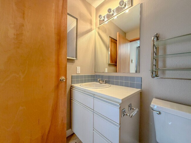 Building Photo - Quirky 1bd/1.5bth Loft Condo in West Queen Anne, $2,300/mo.
