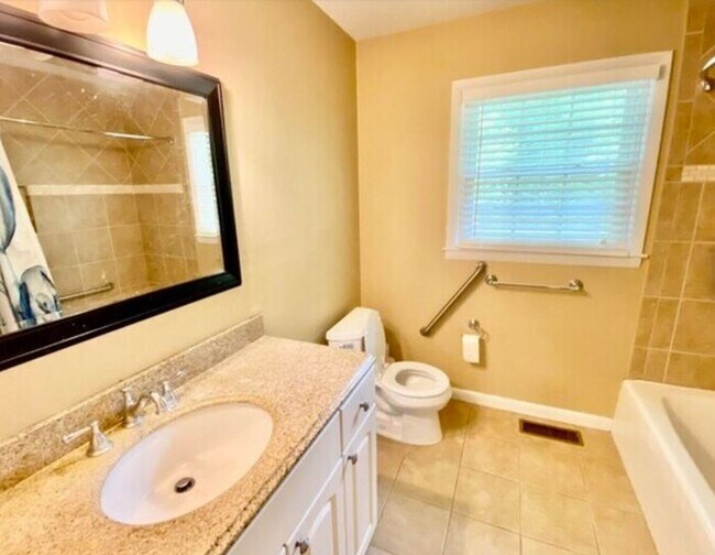 Building Photo - Great rental in South Huntsville with a FE...
