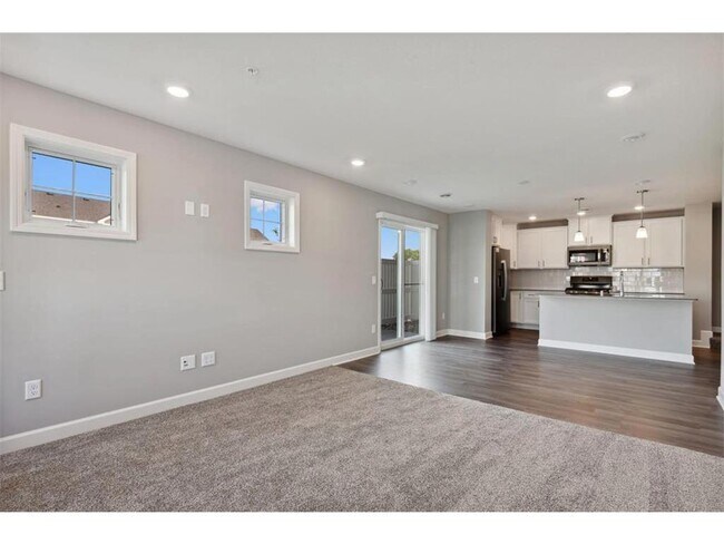 Building Photo - 10902 Holly Pl N